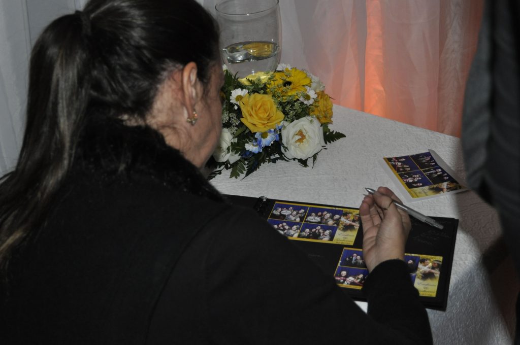 Foto: Convidado deixando uma mensagem para aniversariante, uma maneira de guardar as lembranças de sua festa.